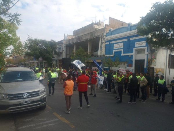 Acción de trabajadores de Coca Cola en la puerta del Ministerio de Trabajo: se extiende la conciliación para enfriar el conflicto