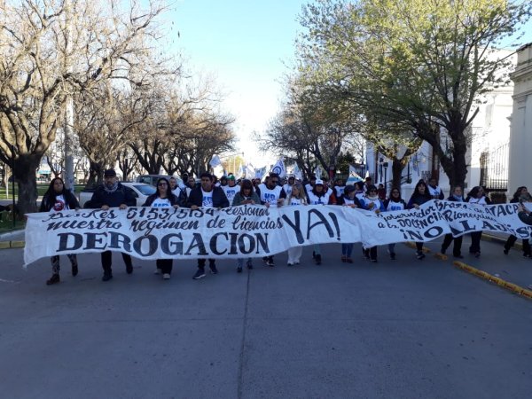 Comenzó el paro provincial docente con una importante manifestación en Legislatura 