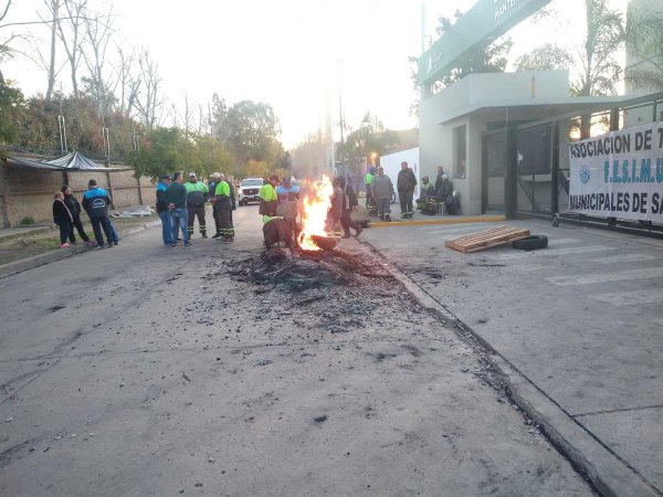 Trabajadores municipales de San Fernando en lucha por pase a planta permanente