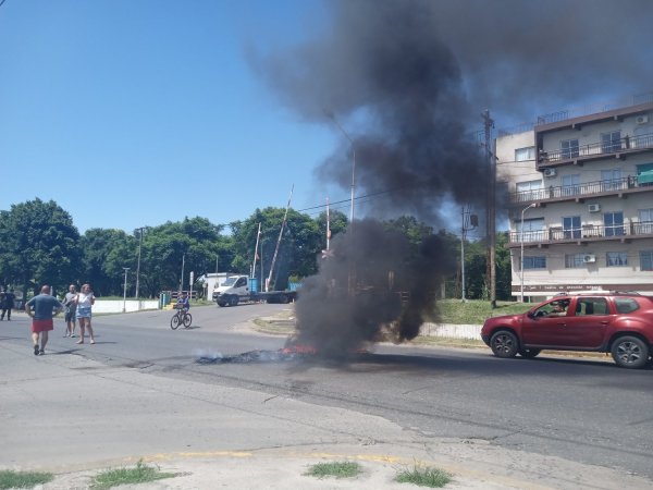 Comerciantes de Fray Luis Beltrán protestaron frente a la EPE de Capitán Bermúdez