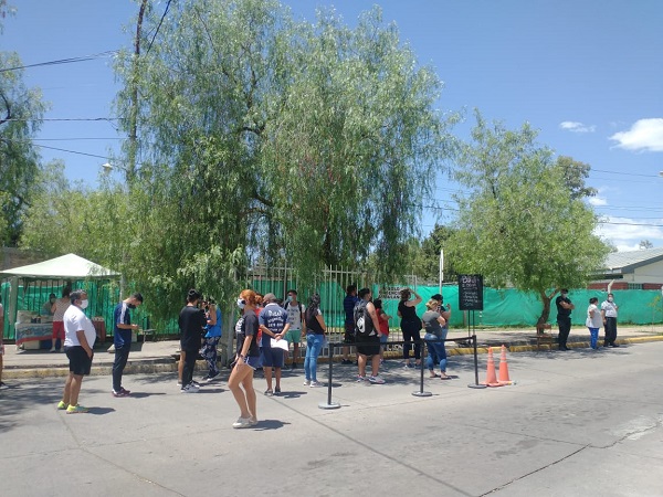 Fila para testeos en inmediaciones del Hospital Lagomaggiore 