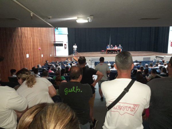 Masiva asamblea de trabajadores de Luz y Fuerza rechaza el proyecto de convertir a EPEC en Sociedad Anónima