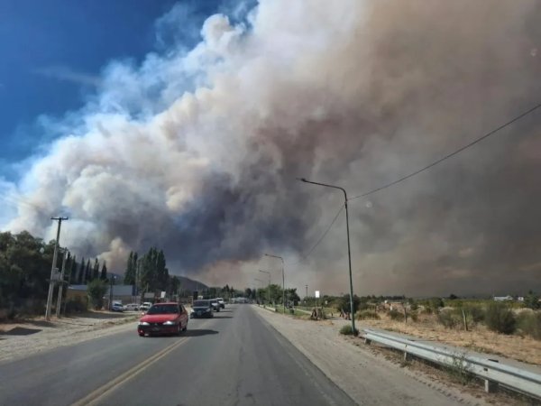 Cambió el viento y el incendio avanza descontrolado hacia Loma del Medio y Cascada Escondida