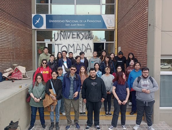 UNPSJB: Comenzó la toma de la sede Trelew