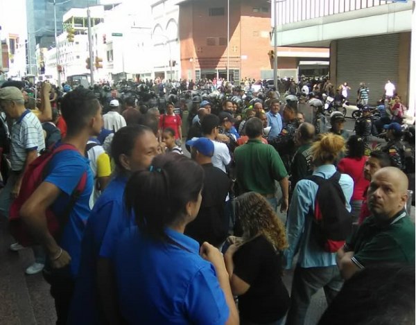 Trabajadores universitarios protestan en Caracas y la Policía Nacional les impide marchar