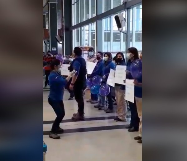 Trabajadores de Walmart protestan: Empresa propone rebajar a la mitad el salario