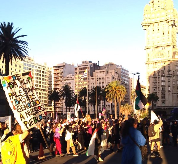 Mujeres marcharon en Montevideo contra la violencia de género y en apoyo a Palestina