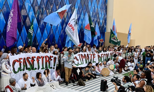 Activistas climáticos exigen alto al fuego en Gaza en las afueras de la COP28 en Dubai.