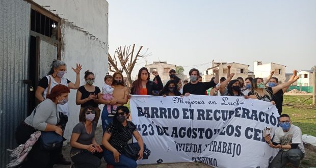 Natalia Hernández junto a Nicolás Del Caño, visitando a las familias del Barrio en Recuperación 23 de Agosto-Los Ceibos.