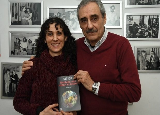 Ángel junto a su hija María Cappa presentando el libro "También nos roban el fútbol".