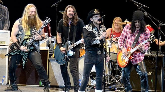 Lemmy liderando a Zakk Wylde (Ozzy Osbourne y Black Label Society), Dave Grohl (Nirvana y Foo Fighters), Taylor Hawkins (Foo Fighters) y a Slash (Guns N´ Roses, Slash's Snakepit y Velvet Revolver).