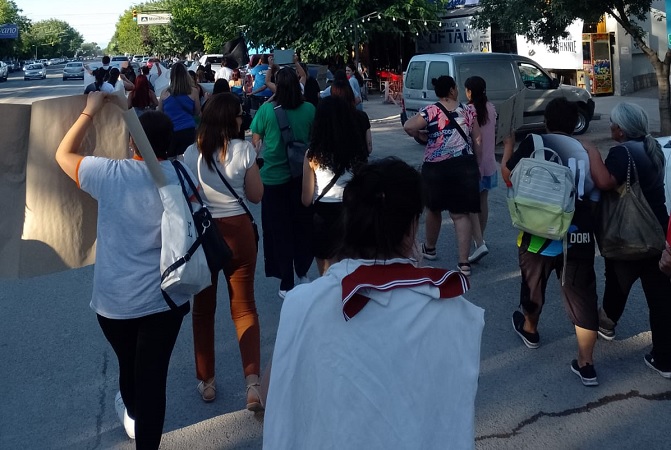 Docentes y estudiantes de Tunuyán se movilizaron contra el cierre y fusión de CEBJA y CENS