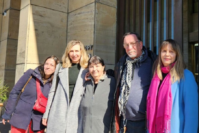 Myriam Bregman y Alejandrina Barry en Comodoro Py, junto a Patricia Walsh, Laura Villaflor y Carlos "Sueco" Lordkipanidse.