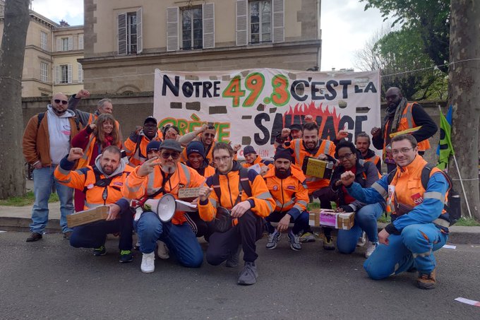 Trabajadores de Châtillon junto a los recolectores de residuos de SIVOM. En la bandera se puede leer "Nuestro 49.3 es la huelga salvaje"