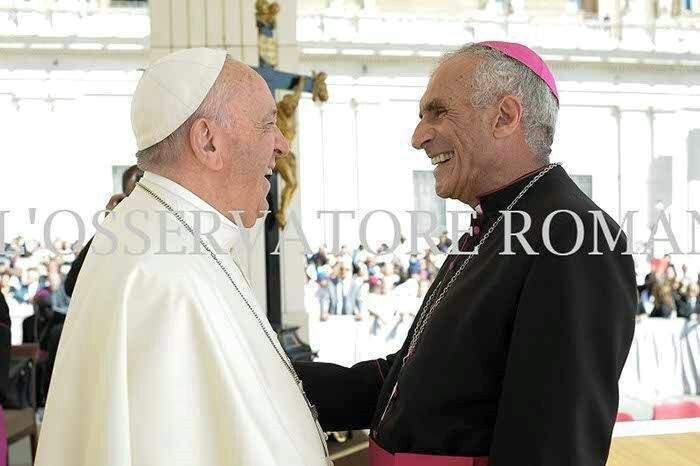 Jorge Bergoglio, alias Francisco, a las risotadas con el obispo Hugo Santiago en el Vaticano