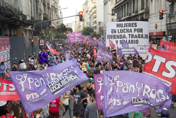 Contingente de Pan y Rosas en la marcha del 8 de marzo de 2021, en Buenos Aires, Argentina.