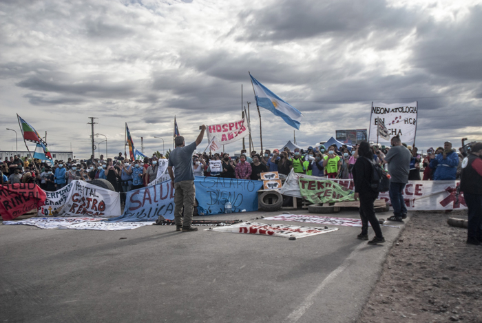 Trabajadores de la salud de la provincia de Neuquén, Argentina, realizan un corte en las rutas del yacimiento petrolífero de Vaca Muerta, 10 de abril de 2021.