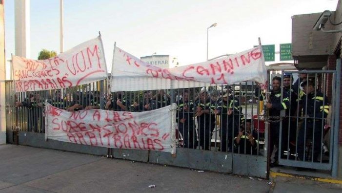 Foto: trabajadores de Ternium - Siderar planta Canning, en lucha