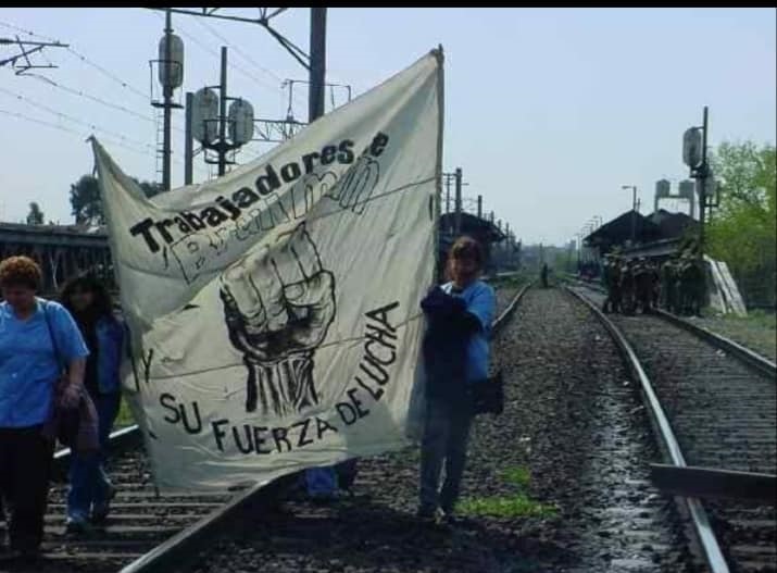 Obreras de la fábrica recuperada Brukman, en apoyo a los tercerizados (año 2002).