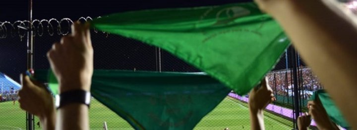 Pañuelos verdes en las tribunas. Foto: LatFem