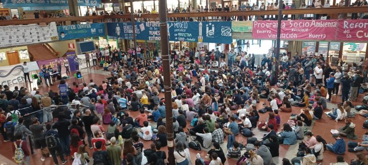 Asamblea de estudiantes, investigadores y trabajadores en la Facultad de Ciencias Exactas y Naturales de la UBA, abril 2024.