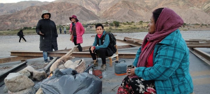 Mujeres en el corte de Purmamarca, Jujuy. Junio 2023.