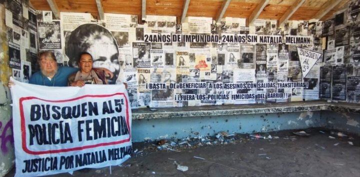 Gustavo Melmann y Laura Calampuca en el mural que hicieron por su hija Natalia Melmann. San Eduardo de Chapadmalal, Mar del Plata. Foto: Pulso Noticias