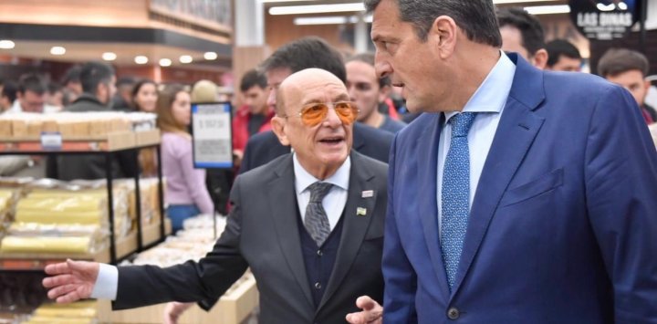 Una de las sucursales más nuevas de Coto se inauguró en 2023 en Nordelta, el exclusivo country de Tigre. El entonces ministro de Economía Sergio Massa fue invitado por don Alfredo a la fiesta inaugural.