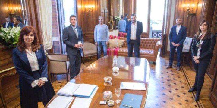 Cristina Kirchner y Sergio Massa con Claudio Britos (ATE), Norberto Di Próspero (APL), Martín Roig (UPCN) y María Luz Alonso (secretaria administrativa del senado)