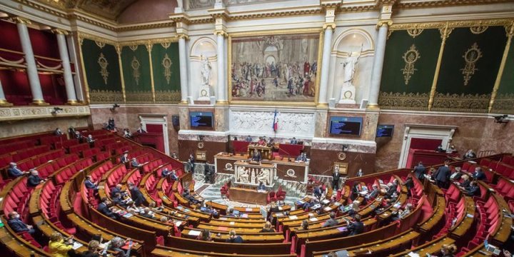 Foto: Vista de la Asamblea Nacional francesa durante el debate sobre el pasaporte de vacunación iniciado el pasado lunes. EFE/EPA/CHRISTOPHE PETIT TESSON