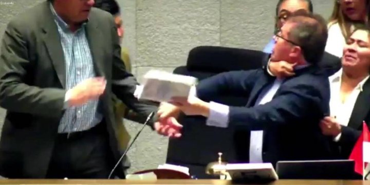 El diputado Roca reclama al presidente de la cámara de diputados, Jerges Mercado, por la "aprobación en grande" de la Ley del Oro (Fuente: [Captura de video] / UNITEL)