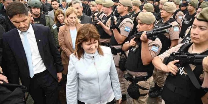 Bullrich se siente a sus anchas entre las armas de sus subordinados