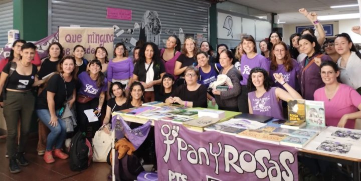 Integrantes de la Agrupación Pan y Rosas. Jornada internacional feminista. Facultad Ciencias Sociales. 