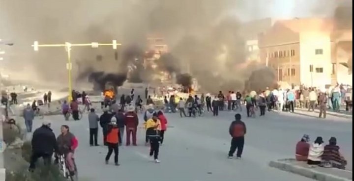 Vecinos del Distrito 7 de El Alto se movilizaban en horas de la tarde de este domingo 17 de mayo (Foto: FIDES)