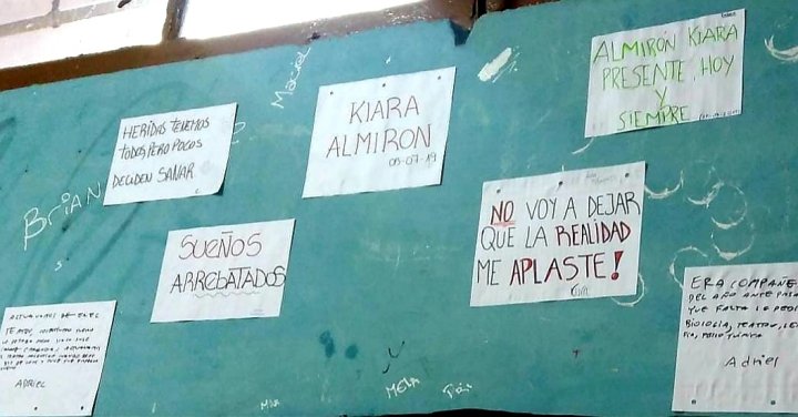 En el pizarrón, los mensajes de los compañeros de Kiara