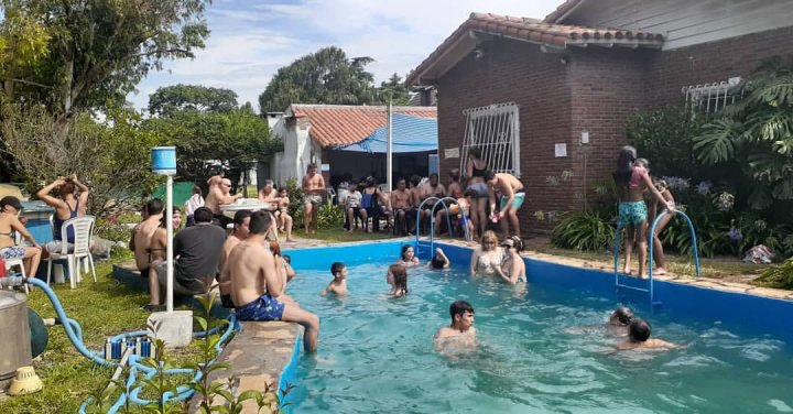 La pileta estallada de gente pasándola bien y compartiendo con compañeres