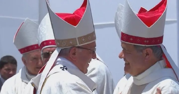 Francisco junto al exobispo chileno Juan Barros