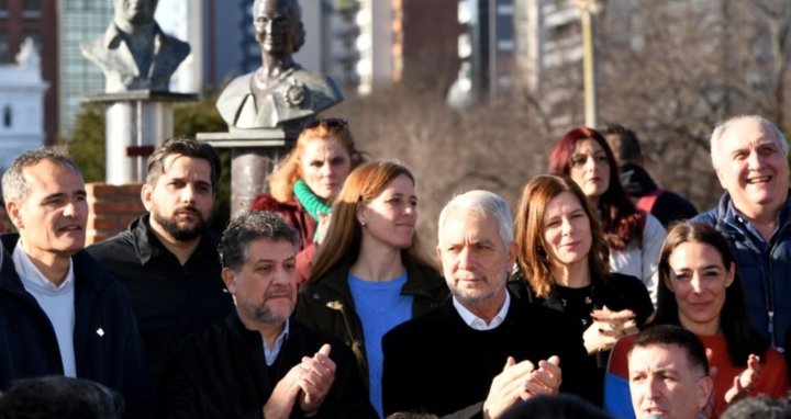 Julio Alak acompañado por sus contrincantes en las PASO de agosto Guillermo Escudero, Luis Arias, Florencia Saintout y Paula Lambertini