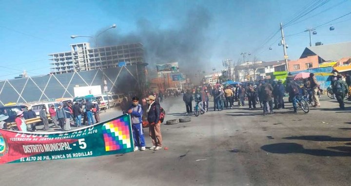 Foto: Bloqueo en Río Seco, El Alto (Radio Pío XII)