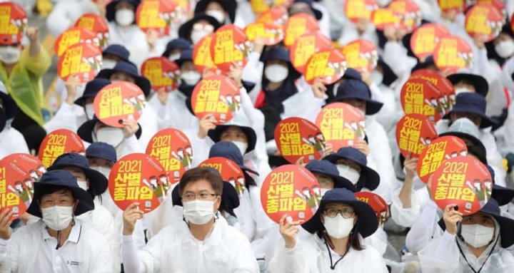 Foto: miembros del Sindicato Coreano de Trabajadores de la Salud y la Medicina protestas frente al ministerio de Salud el 23 de junio de 2021.