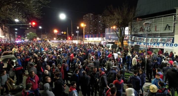 Multitud de hinchas del Ciclón en las puertas de la sede / Imágen: Agrupaciones Unidas SL