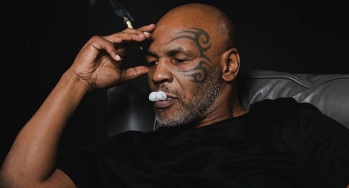 Mike Tyson, excampeón mundial de boxeo de los pesos pesados, fumando cannabis.