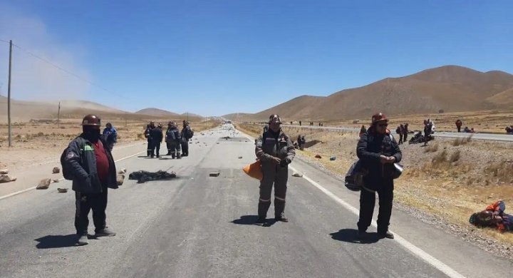 Trabajadores mineros en bloqueo de caminos, carretera La Paz-Oruro. Foto: Facebook "Detrás de la Verdad Oruro"