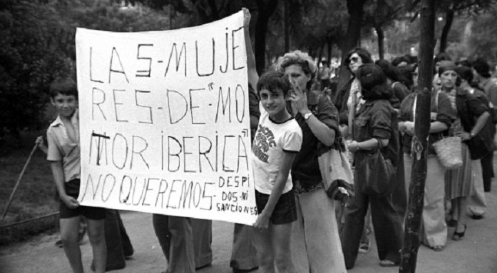 Foto: Manifestación de mujeres, hijos e hijas de los huelguistas de la Motor Ibérica - Arxiu Fotogràfic de Barcelona