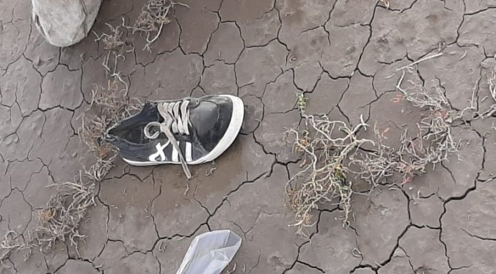 Una de las zapatillas de Facundo, intacta. La única prenda suya hallada junto al cuerpo esqueletizado