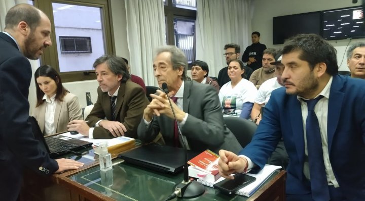 Los abogados querellantes dialogan durante la audiencia. Detrás observan Tito y Graciela, padres de Rafael Nahuel | Foto Enfoque Rojo