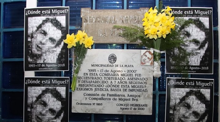 Primera señalización en Comisaría Novena de La Plata (2000) | Foto web Asociación Miguel Bru