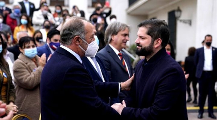 imagen: Presidente Boric saludando a Juan Sutil. Prensa presidencia