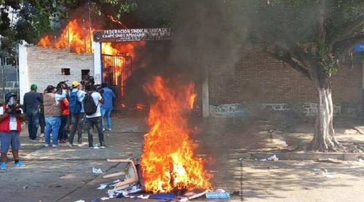 Grupos derechistas quemaron la sede de la Federación Campesina de Santa Cruz