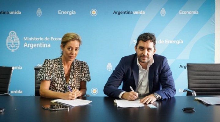 Flavia Royón, Secretaria de Energía de la Nación, en la firma de los convenios con las distribuidoras de energía